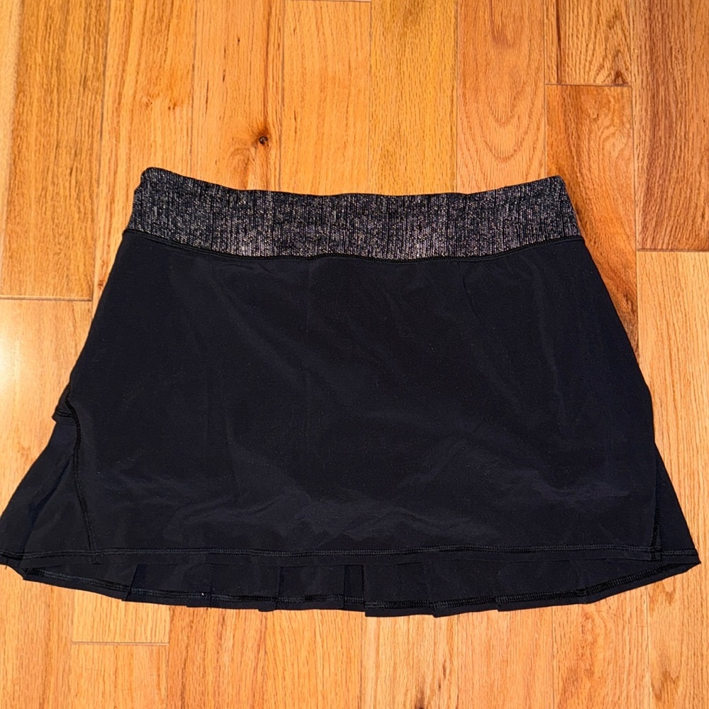 Lululemon skort black with frills on back size 8 tall (shorter front thank back)